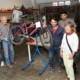 Geflüchtete arbeiten gemeinsam mit ehrenamtlichen SchrauberInnen in der Fahrradwerkstatt von Save me Konstanz e.V.